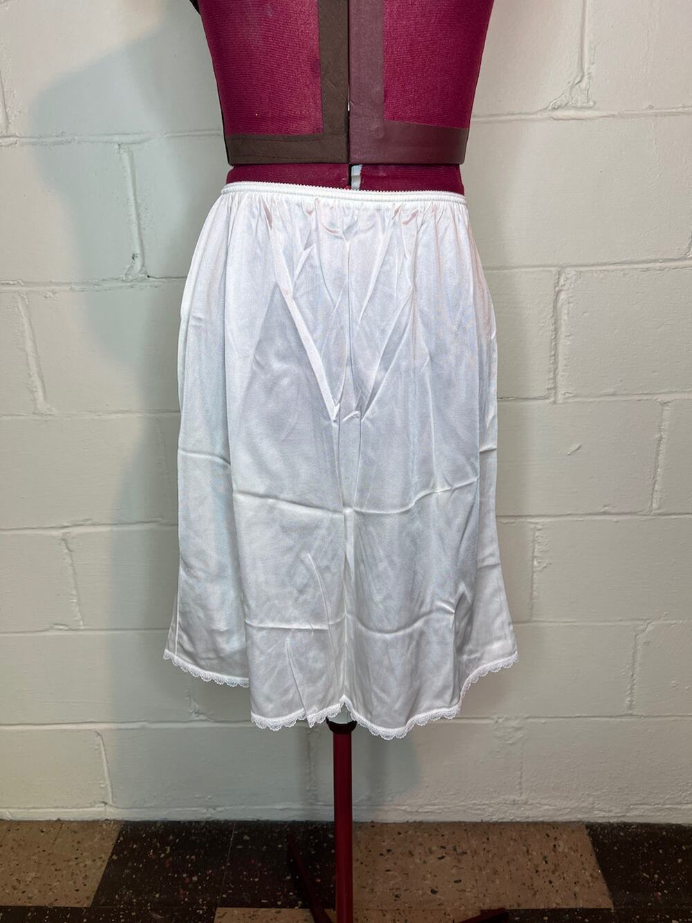 warner half slip skirt white knee length size large
